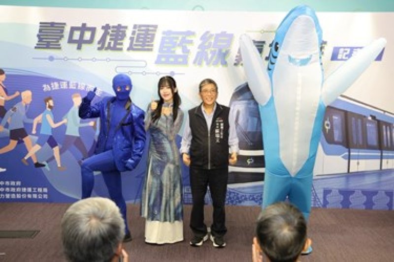 藍線王者獎」(左一)、「藍色美學獎」(左二)及「藍線創意獎」(右一) 藍線王者獎」(左一)、「藍色美學獎」(左二)及「藍線創意獎」(右一)