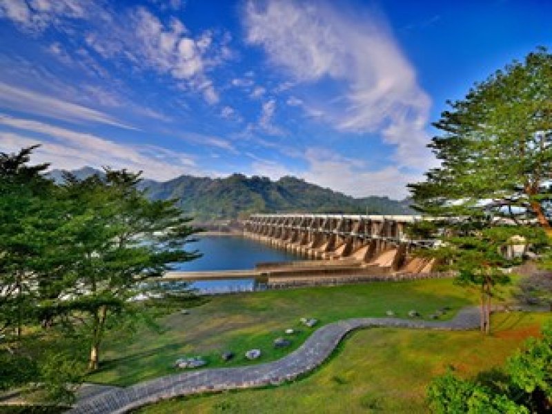 雄偉的「石岡水壩」不僅是台中重要水源地，更是極佳賞鳥勝地