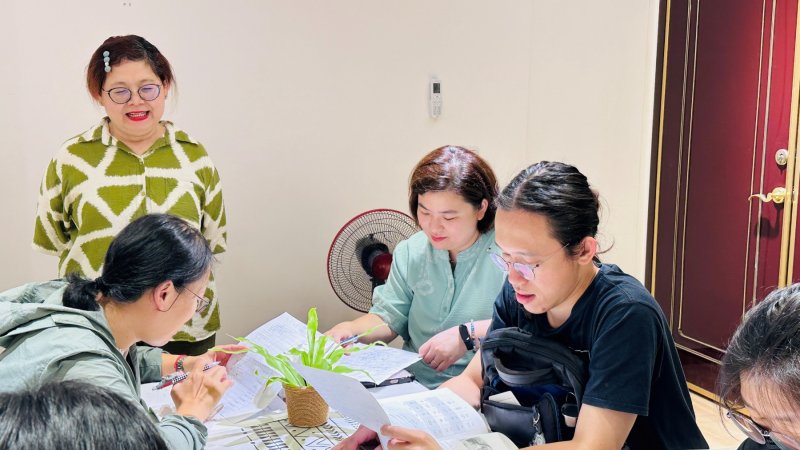 青年透過「迴鄉辣東南亞文化推廣工作室」的空間，辦理緬甸語學習課程
