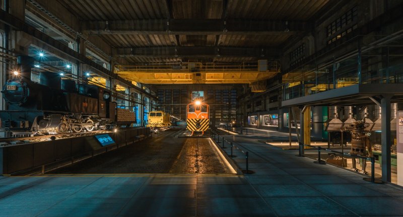 夜間燈光映照下的柴電工場展場,展現車輛、機具與展示空間交織的夜間風貌 夜間燈光映照下的柴電工場展場,展現車輛、機具與展示空間交織的夜間風貌