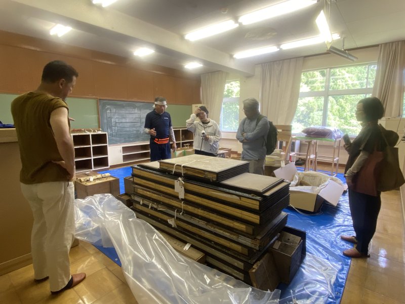 日本國立民族學博物館日高真吾教授（左二）說明災後暫存地方物件採行的絕氧除蟲方式，分享文化財緊急搶救後的保存與管理實務。左一為日本國立歷史民俗博物館川村清志教授