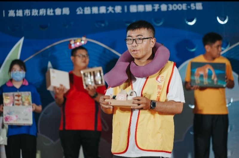 大炳投入陶藝超過20年，從學習拉坯到如今能指導其他學員，在陶藝中找到自己的專長與價值。