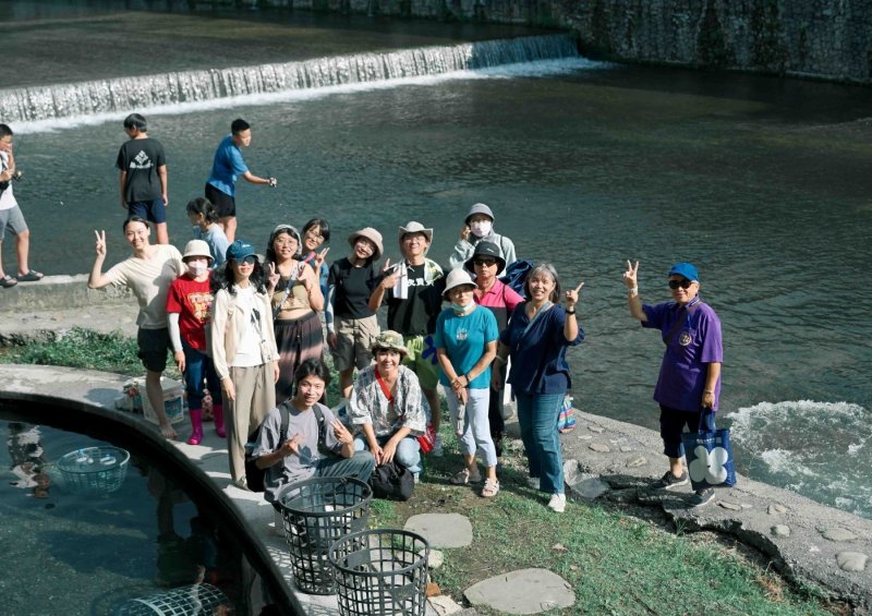 「里山之身」帶著埔里居民踏進杷城大排,體驗洗衣和淨溪,找回與水域的連結 「里山之身」帶著埔里居民踏進杷城大排,體驗洗衣和淨溪,找回與水域的連結
