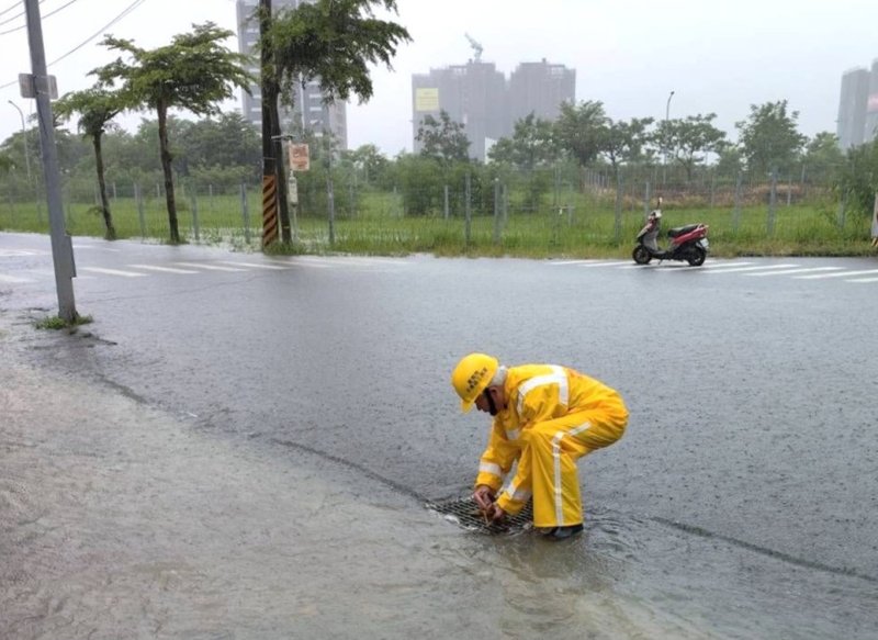臺南市永康區三民里自主防災社區清除側溝淤積 臺南市永康區三民里自主防災社區清除側溝淤積