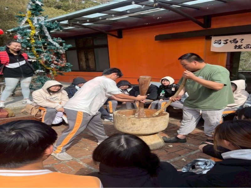 苗栗農工師生至斯瓦細格部落製作小米麻糬