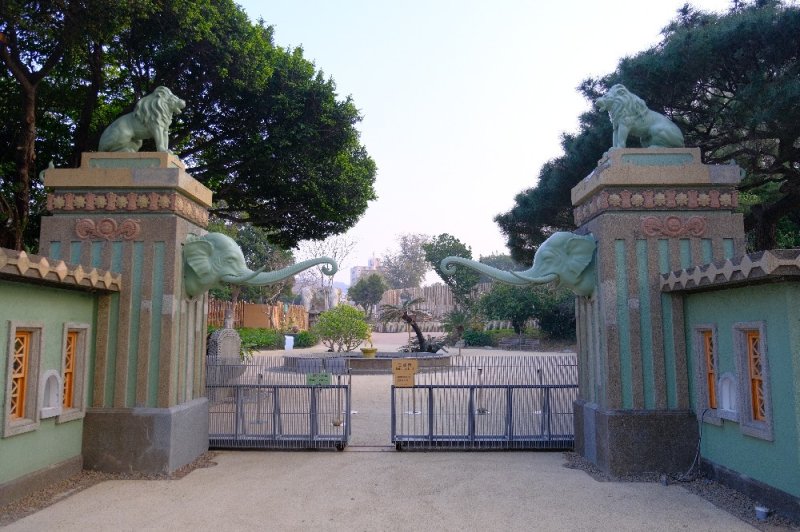 「新竹市立動物園」入口的「大象門」由日本設計師參考德國漢堡哈根貝克動物園的大門所設計