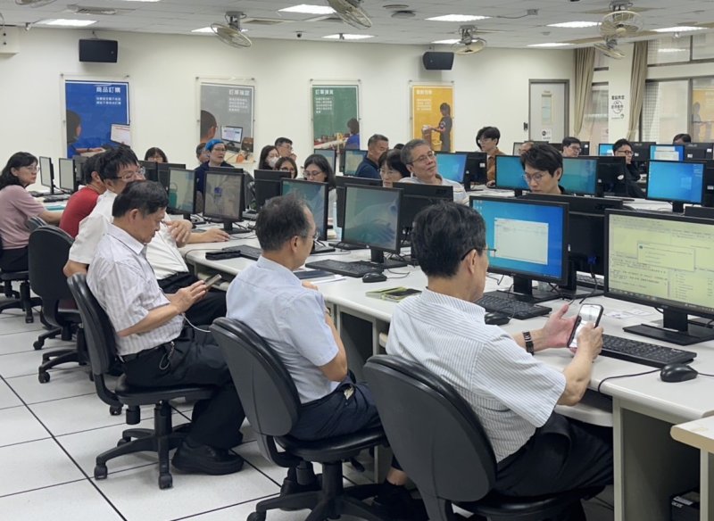 校務研習會同時安排課程，教導主管善用AI的能力