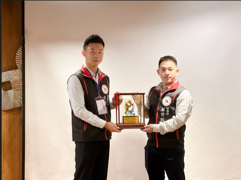 中華房屋品質查驗協會創會理事長蘇世明（右）、新任理事長莊博全（左）