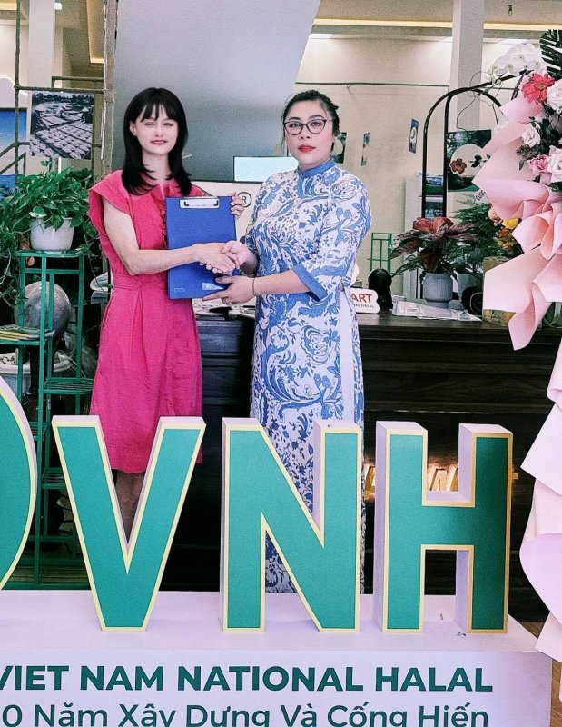 越南清真超市（HALAL MART VIETNAM）近日於富國島設立據點，並舉辦開幕暨合作交流活動。圖為與會代表合影，左起：VNH阮氏瓊梅業務經理兼清真超市經理、越南安江省投資貿易與旅遊促進中心阮越英副主任、越南Heba市場開拓公司何氏芳蓮經理、中華網紅協會鄭儷絲理事長、VNH陳文新疆總經理及團隊。