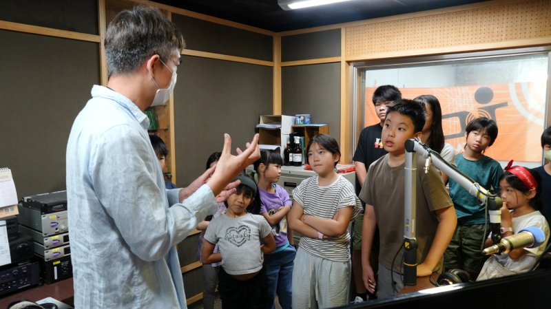 人員解說電臺幕後聲音剪接、錄音、音效製作等過程 人員解說電臺幕後聲音剪接、錄音、音效製作等過程