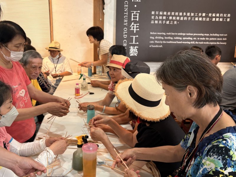 學員在臺灣藺草協會參與藺草手作