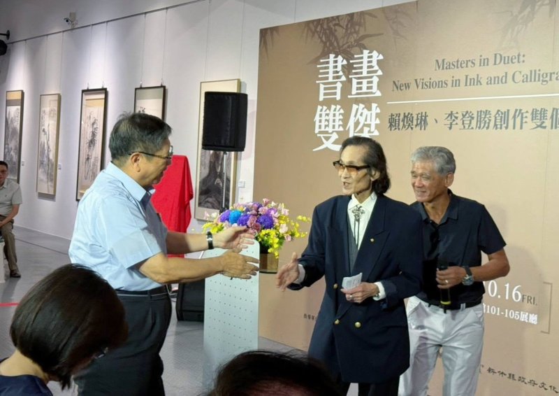與李登勝書法作品相互映照的，是藝術家賴煥琳的水墨創作。