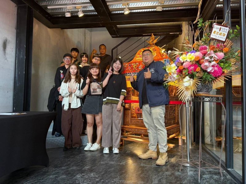 邱景煌親自為觀展民眾導覽，分享神明服飾、刺繡技法與宮廟文化的創作脈絡。