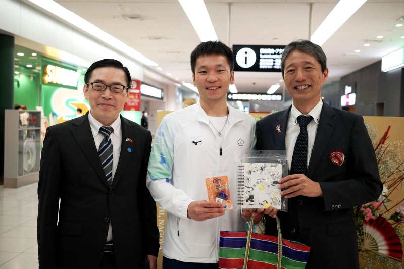 李洋部長16日致贈名古屋市副市長中田英雄(右)亞運應援小物及亞運特展筆記本