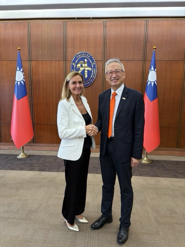 外交部政務次長吳志中(右)與比利時聯邦眾議院外委會副主席黛柏(Kathleen Depoorter,左)合影留念 外交部政務次長吳志中(右)與比利時聯邦眾議院外委會副主席黛柏(Kathleen Depoorter,左)合影留念