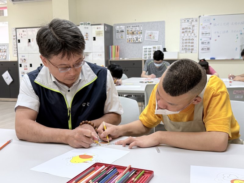 台電高雄區處林昶旭處長與喜憨兒一起體驗製作鑰匙圈