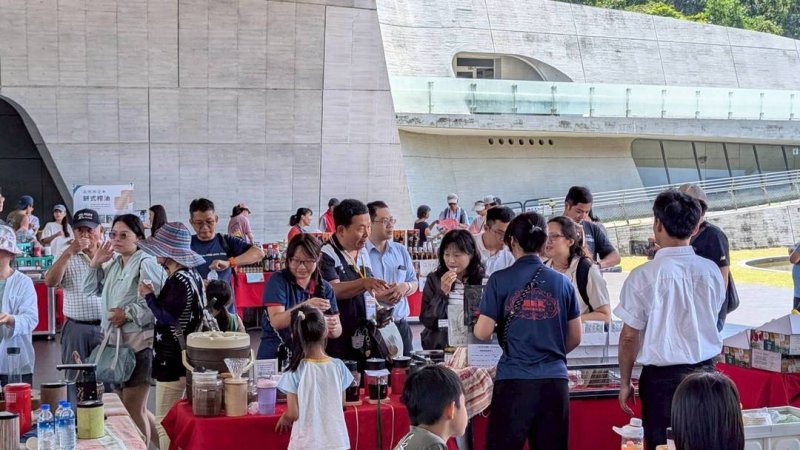 南投日月潭向山行政暨遊客中心中庭廣場舉辦全國優良農特產品展售會,邀請全國民眾趁著中秋連假到日月潭走走逛逛 南投日月潭向山行政暨遊客中心中庭廣場舉辦全國優良農特產品展售會,邀請全國民眾趁著中秋連假到日月潭走走逛逛