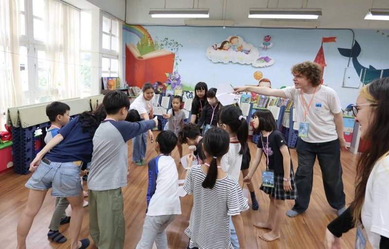 ETF教學助理帶領學童融入遊戲情境,在遊戲中自然開口說英語 ETF教學助理帶領學童融入遊戲情境,在遊戲中自然開口說英語