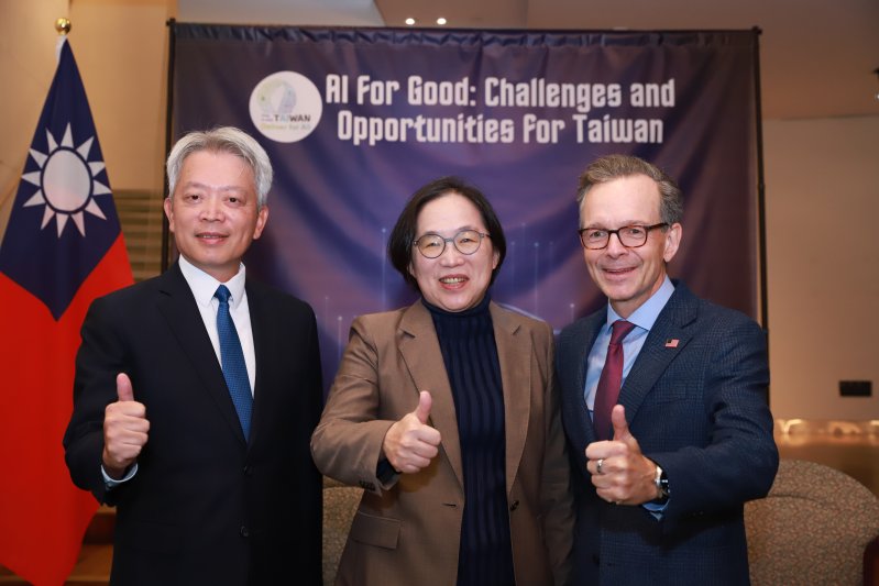 數發部侯宜秀政務次長(中)、駐紐約台北經濟文化辦事處處長李志強大使(左)、美台商業協會會長韓儒伯(右)合影 數發部侯宜秀政務次長(中)、駐紐約台北經濟文化辦事處處長李志強大使(左)、美台商業協會會長韓儒伯(右)合影