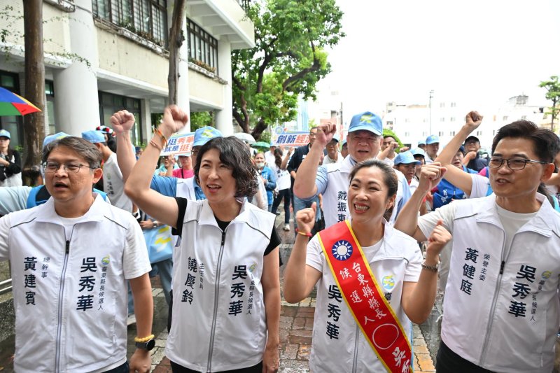 吳秀華9/2登記，競選總部主委、縣長饒慶鈴，榮譽主委前臺東縣長黃健庭陪同  圖/吳秀華臉書翻攝