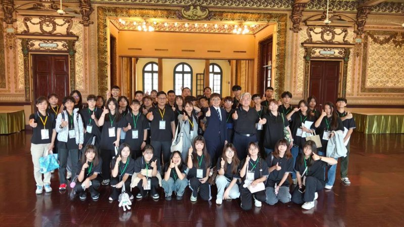 「國際移動力,不一定要等到出國的那一天才開始。從今天開始,願意跨出舒適圈、接觸不同的人、學習新的知識,就是走向國際的第一步。」 「國際移動力,不一定要等到出國的那一天才開始。從今天開始,願意跨出舒適圈、接觸不同的人、學習新的知識,就是走向國際的第一步。」