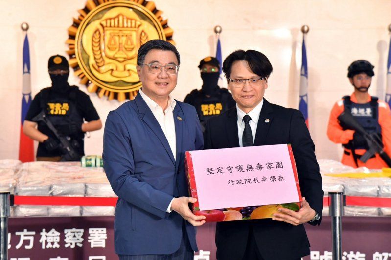 行政院長卓榮泰今（17）日前往高雄市出席法務部調查局南機站偵辦「帝詩號遊艇走私愷他命毒品案」記者會，肯定法務部調查局、高雄地方檢察署、海洋委員會海巡署及內政部警察署跨部會合作，並與美國在台協會及美國緝毒署攜手，共同偵破1,500公斤愷他命毒品走私案。行政院將持續貫徹「拒毒於境外、截毒於關口、緝毒於境內」的重要核心原則，並持續補充人力、加強裝備，共同提升打擊犯罪能力，為政府在防毒、拒毒、緝毒及戒毒等工作形成強而有力的防護體系。    卓院長指出，本案由法務部調查局南機站先掌握情資，並在臺灣高雄地方