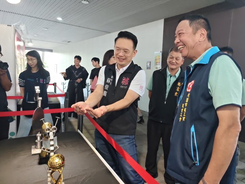 蘇俊賓副市長與得獎者進行作品技藝交流)