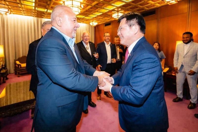 外交部長林佳龍（右）致贈紀念品予馬紹爾群島共和國天然資源暨商務部長慕樂（Hon. Anthony Muller，左）