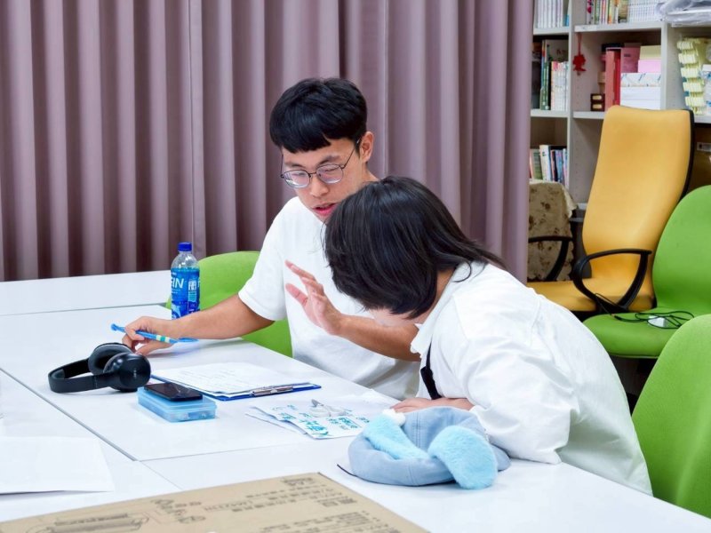 輔導員與學員共創城市導覽臺詞，培養表達能力與自信