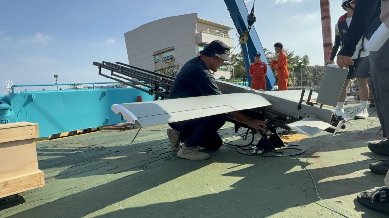 定翼型無人機架設於彈射系統