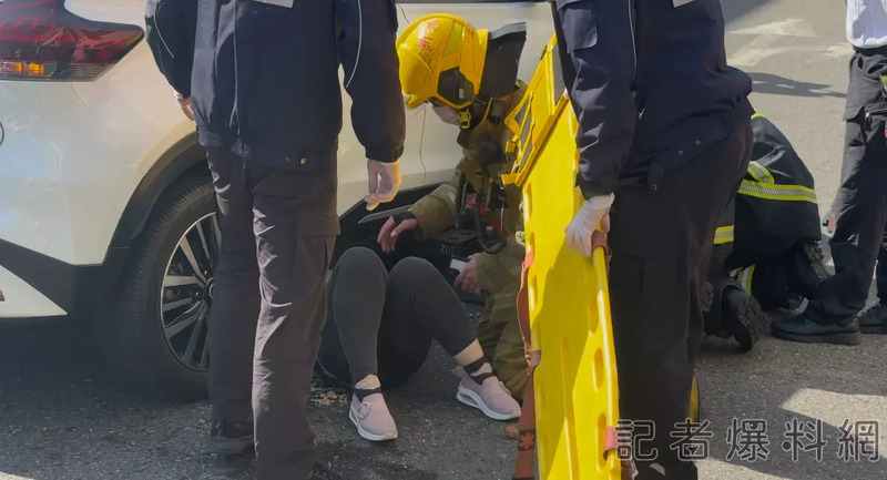 快訊／高雄轎車左轉撞行人！婦買東西慘卡車底(記者爆料網)
